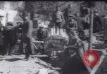 Standbild Soldaten und Arbeiter auf der Baustelle Russland, 1917, aus Sekunde 8 historischem Filmmaterial Videoclip 65675027132