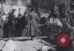 Standbild Soldaten und Arbeiter auf der Baustelle Russland, 1917, aus Sekunde 9 historischem Filmmaterial Videoclip 65675027132
