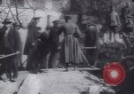 Standbild Soldaten und Arbeiter auf der Baustelle Russland, 1917, aus Sekunde 10 historischem Filmmaterial Videoclip 65675027132