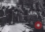 Standbild Soldaten und Arbeiter auf der Baustelle Russland, 1917, aus Sekunde 11 historischem Filmmaterial Videoclip 65675027132