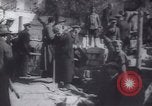 Standbild Soldaten und Arbeiter auf der Baustelle Russland, 1917, aus Sekunde 12 historischem Filmmaterial Videoclip 65675027132