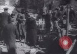 Standbild Soldaten und Arbeiter auf der Baustelle Russland, 1917, aus Sekunde 13 historischem Filmmaterial Videoclip 65675027132