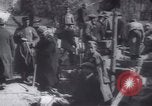 Standbild Soldaten und Arbeiter auf der Baustelle Russland, 1917, aus Sekunde 14 historischem Filmmaterial Videoclip 65675027132