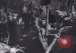 Standbild Soldaten und Arbeiter auf der Baustelle Russland, 1917, aus Sekunde 15 historischem Filmmaterial Videoclip 65675027132