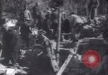 Standbild Soldaten und Arbeiter auf der Baustelle Russland, 1917, aus Sekunde 16 historischem Filmmaterial Videoclip 65675027132