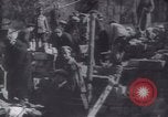 Standbild Soldaten und Arbeiter auf der Baustelle Russland, 1917, aus Sekunde 17 historischem Filmmaterial Videoclip 65675027132
