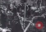 Standbild Soldaten und Arbeiter auf der Baustelle Russland, 1917, aus Sekunde 18 historischem Filmmaterial Videoclip 65675027132