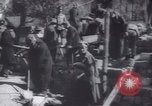Standbild Soldaten und Arbeiter auf der Baustelle Russland, 1917, aus Sekunde 19 historischem Filmmaterial Videoclip 65675027132