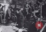 Standbild Soldaten und Arbeiter auf der Baustelle Russland, 1917, aus Sekunde 20 historischem Filmmaterial Videoclip 65675027132