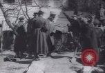 Standbild Soldaten und Arbeiter auf der Baustelle Russland, 1917, aus Sekunde 23 historischem Filmmaterial Videoclip 65675027132