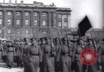 Standbild Soldaten und Arbeiter auf der Baustelle Russland, 1917, aus Sekunde 26 historischem Filmmaterial Videoclip 65675027132