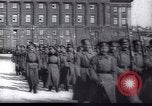 Standbild Soldaten und Arbeiter auf der Baustelle Russland, 1917, aus Sekunde 27 historischem Filmmaterial Videoclip 65675027132