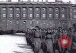 Standbild Soldaten und Arbeiter auf der Baustelle Russland, 1917, aus Sekunde 28 historischem Filmmaterial Videoclip 65675027132