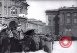 Standbild Soldaten und Arbeiter auf der Baustelle Russland, 1917, aus Sekunde 32 historischem Filmmaterial Videoclip 65675027132
