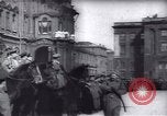 Standbild Soldaten und Arbeiter auf der Baustelle Russland, 1917, aus Sekunde 33 historischem Filmmaterial Videoclip 65675027132