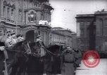Standbild Soldaten und Arbeiter auf der Baustelle Russland, 1917, aus Sekunde 34 historischem Filmmaterial Videoclip 65675027132