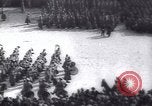 Standbild Soldaten und Arbeiter auf der Baustelle Russland, 1917, aus Sekunde 36 historischem Filmmaterial Videoclip 65675027132