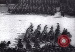 Standbild Soldaten und Arbeiter auf der Baustelle Russland, 1917, aus Sekunde 38 historischem Filmmaterial Videoclip 65675027132