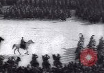 Standbild Soldaten und Arbeiter auf der Baustelle Russland, 1917, aus Sekunde 40 historischem Filmmaterial Videoclip 65675027132