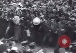 Standbild Soldaten und Arbeiter auf der Baustelle Russland, 1917, aus Sekunde 41 historischem Filmmaterial Videoclip 65675027132