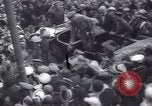 Standbild Soldaten und Arbeiter auf der Baustelle Russland, 1917, aus Sekunde 48 historischem Filmmaterial Videoclip 65675027132