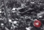 Standbild Soldaten und Arbeiter auf der Baustelle Russland, 1917, aus Sekunde 49 historischem Filmmaterial Videoclip 65675027132