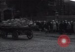 Standbild Frauen Line-up für Essen Batun Russland, 1937, aus Sekunde 8 historischem Filmmaterial Videoclip 65675027142