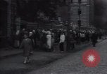 Standbild Frauen Line-up für Essen Batun Russland, 1937, aus Sekunde 24 historischem Filmmaterial Videoclip 65675027142