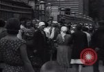 Standbild Frauen Line-up für Essen Batun Russland, 1937, aus Sekunde 38 historischem Filmmaterial Videoclip 65675027142