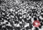 Image Hommes encombrés en cour ouverte Turquie, 1920, de la seconde 4 séquences d'archives historiques vidéo 65675027161