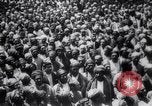 Image Hommes encombrés en cour ouverte Turquie, 1920, de la seconde 5 séquences d'archives historiques vidéo 65675027161
