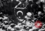 Image Hommes encombrés en cour ouverte Turquie, 1920, de la seconde 6 séquences d'archives historiques vidéo 65675027161