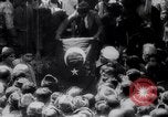 Image Hommes encombrés en cour ouverte Turquie, 1920, de la seconde 7 séquences d'archives historiques vidéo 65675027161