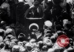 Image Hommes encombrés en cour ouverte Turquie, 1920, de la seconde 8 séquences d'archives historiques vidéo 65675027161