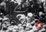 Image Hommes encombrés en cour ouverte Turquie, 1920, de la seconde 9 séquences d'archives historiques vidéo 65675027161
