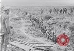 Standbild Amerikanische Truppen besetzen Gräben Belgien, 1918, aus Sekunde 4 historischem Filmmaterial Videoclip 65675027172