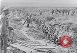 Standbild Amerikanische Truppen besetzen Gräben Belgien, 1918, aus Sekunde 5 historischem Filmmaterial Videoclip 65675027172