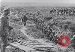 Standbild Amerikanische Truppen besetzen Gräben Belgien, 1918, aus Sekunde 6 historischem Filmmaterial Videoclip 65675027172
