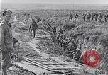 Standbild Amerikanische Truppen besetzen Gräben Belgien, 1918, aus Sekunde 7 historischem Filmmaterial Videoclip 65675027172