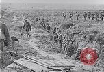 Standbild Amerikanische Truppen besetzen Gräben Belgien, 1918, aus Sekunde 8 historischem Filmmaterial Videoclip 65675027172