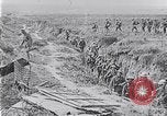 Standbild Amerikanische Truppen besetzen Gräben Belgien, 1918, aus Sekunde 9 historischem Filmmaterial Videoclip 65675027172