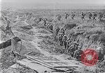 Standbild Amerikanische Truppen besetzen Gräben Belgien, 1918, aus Sekunde 10 historischem Filmmaterial Videoclip 65675027172