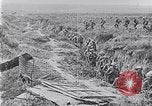 Standbild Amerikanische Truppen besetzen Gräben Belgien, 1918, aus Sekunde 11 historischem Filmmaterial Videoclip 65675027172