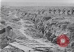 Standbild Amerikanische Truppen besetzen Gräben Belgien, 1918, aus Sekunde 12 historischem Filmmaterial Videoclip 65675027172