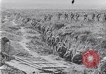 Standbild Amerikanische Truppen besetzen Gräben Belgien, 1918, aus Sekunde 13 historischem Filmmaterial Videoclip 65675027172