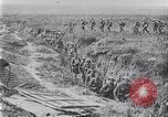 Standbild Amerikanische Truppen besetzen Gräben Belgien, 1918, aus Sekunde 14 historischem Filmmaterial Videoclip 65675027172