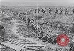 Standbild Amerikanische Truppen besetzen Gräben Belgien, 1918, aus Sekunde 15 historischem Filmmaterial Videoclip 65675027172