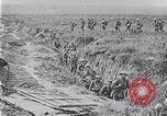 Standbild Amerikanische Truppen besetzen Gräben Belgien, 1918, aus Sekunde 16 historischem Filmmaterial Videoclip 65675027172