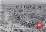 Standbild Amerikanische Truppen besetzen Gräben Belgien, 1918, aus Sekunde 17 historischem Filmmaterial Videoclip 65675027172
