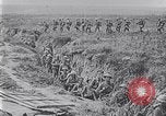 Standbild Amerikanische Truppen besetzen Gräben Belgien, 1918, aus Sekunde 19 historischem Filmmaterial Videoclip 65675027172